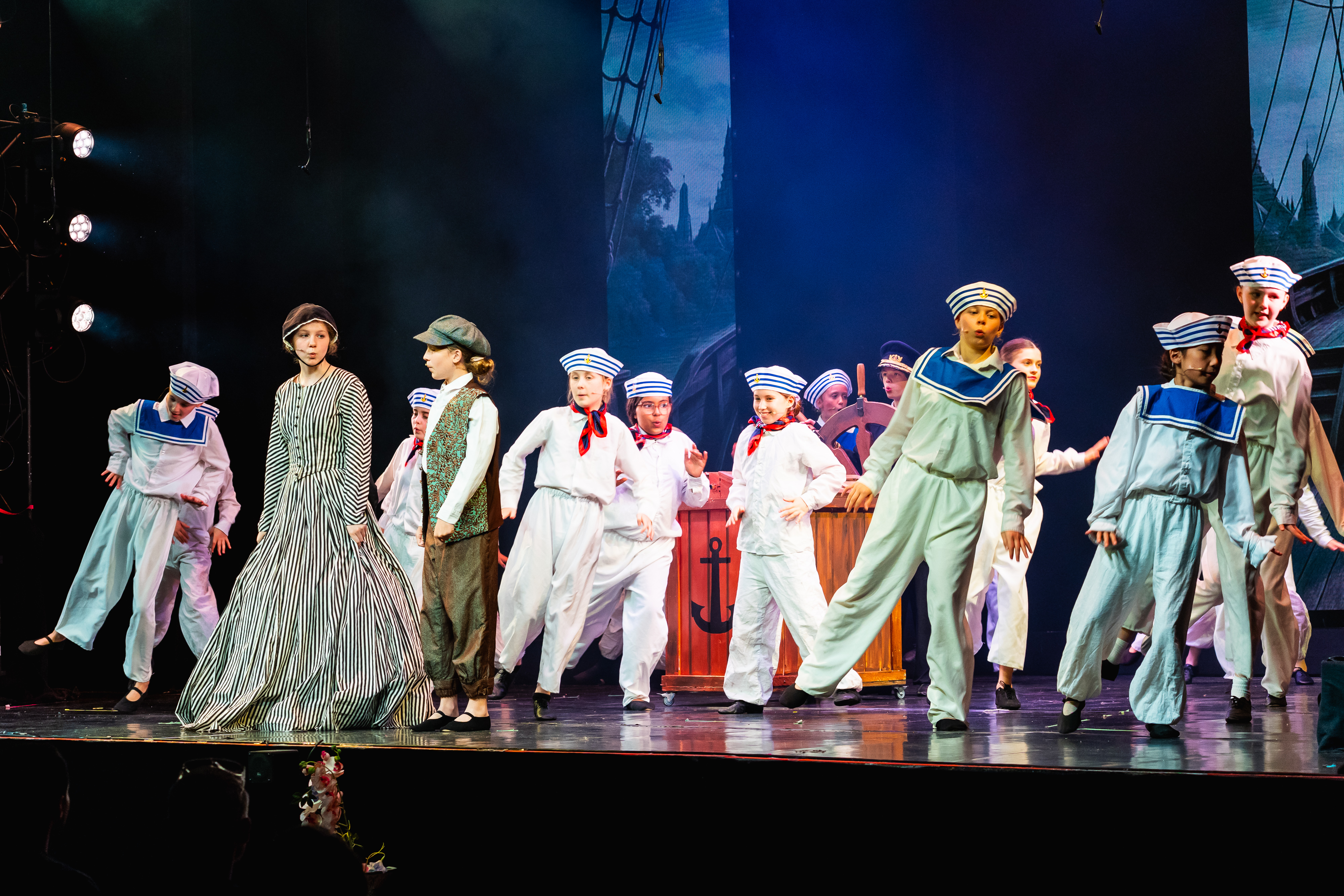 Laura på scene sammen med ensemble