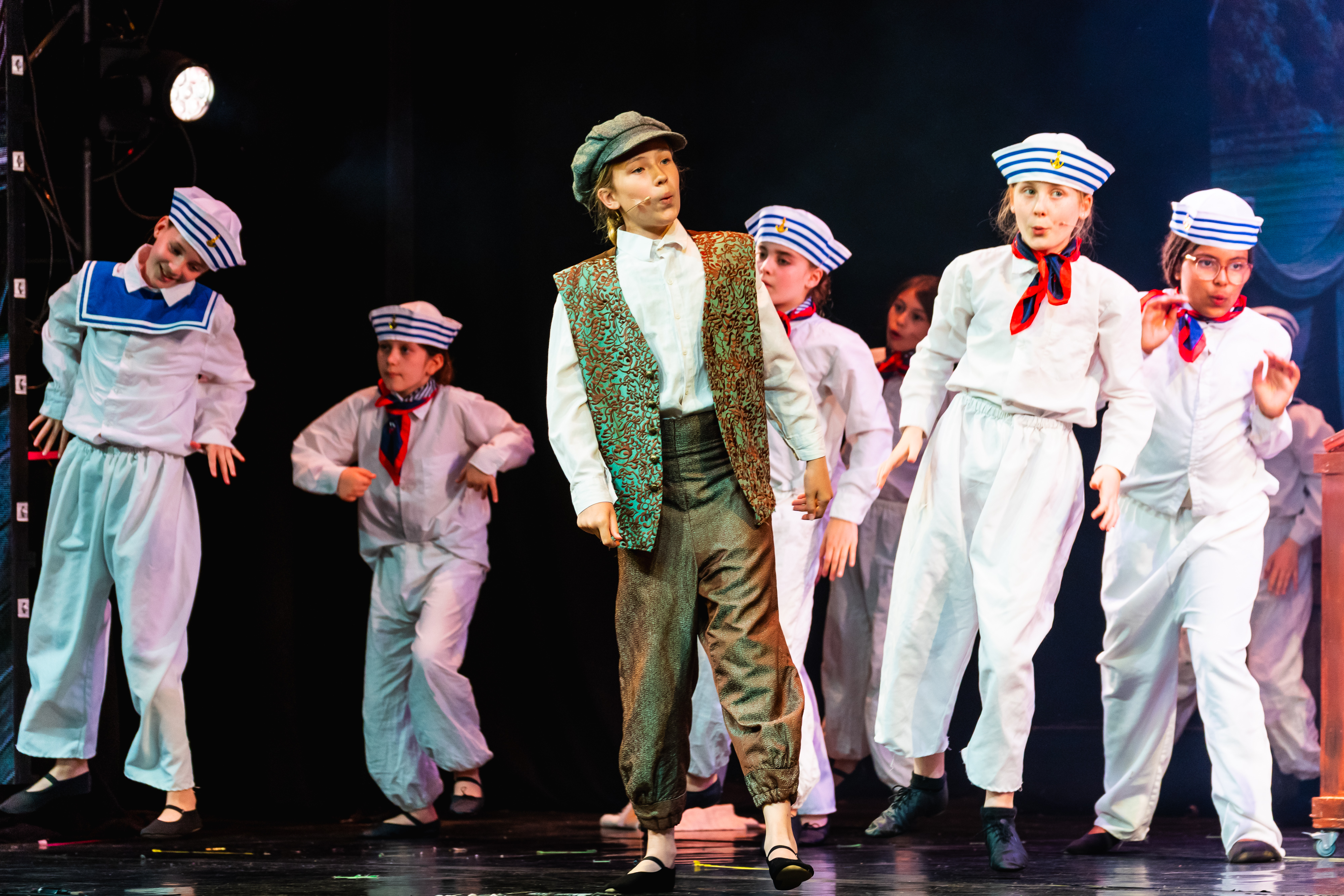 Laura på scene i kostume