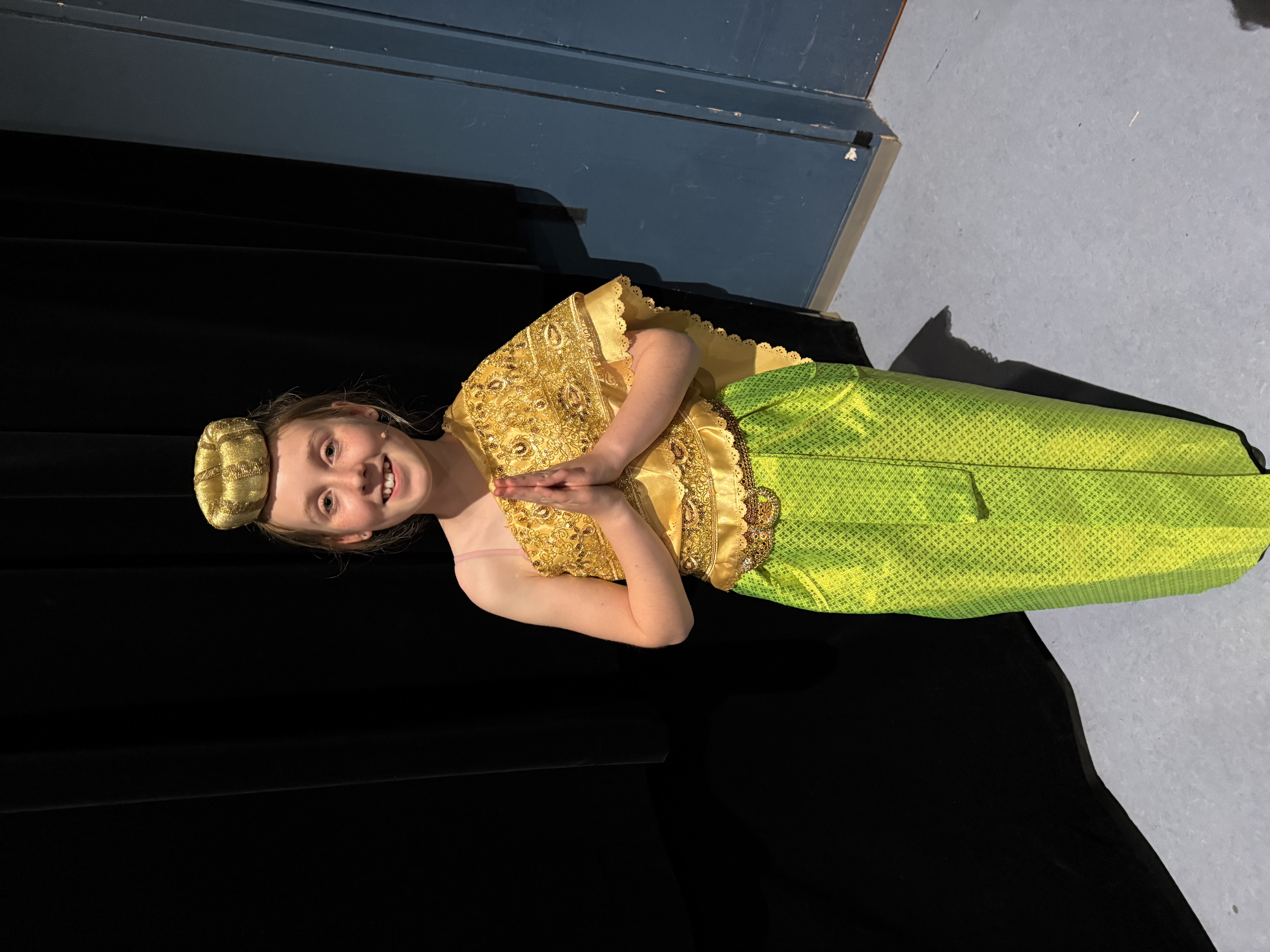 Laura i legende pose udendørs