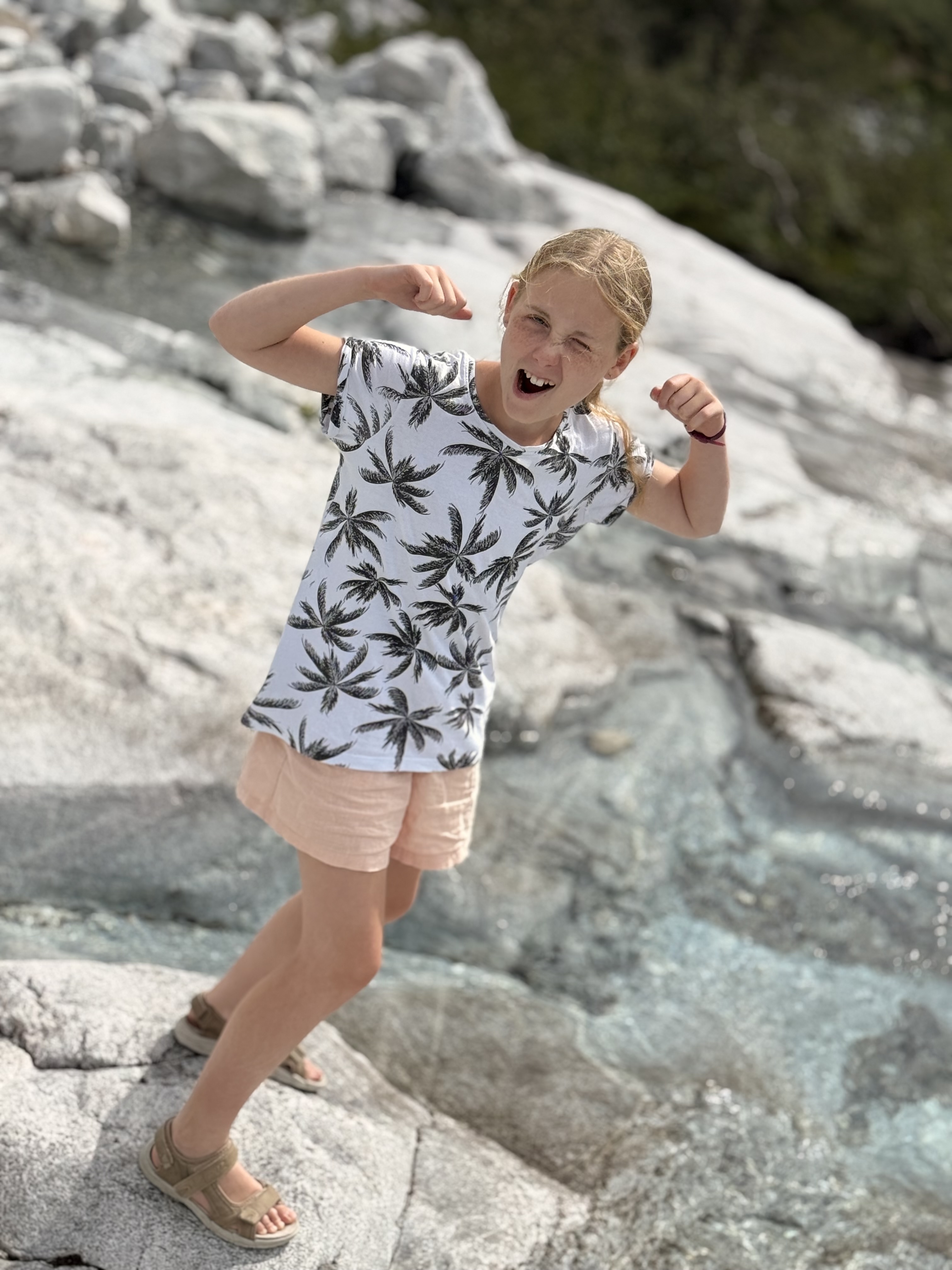 Laura udendørs med legende og stærkt udtryk