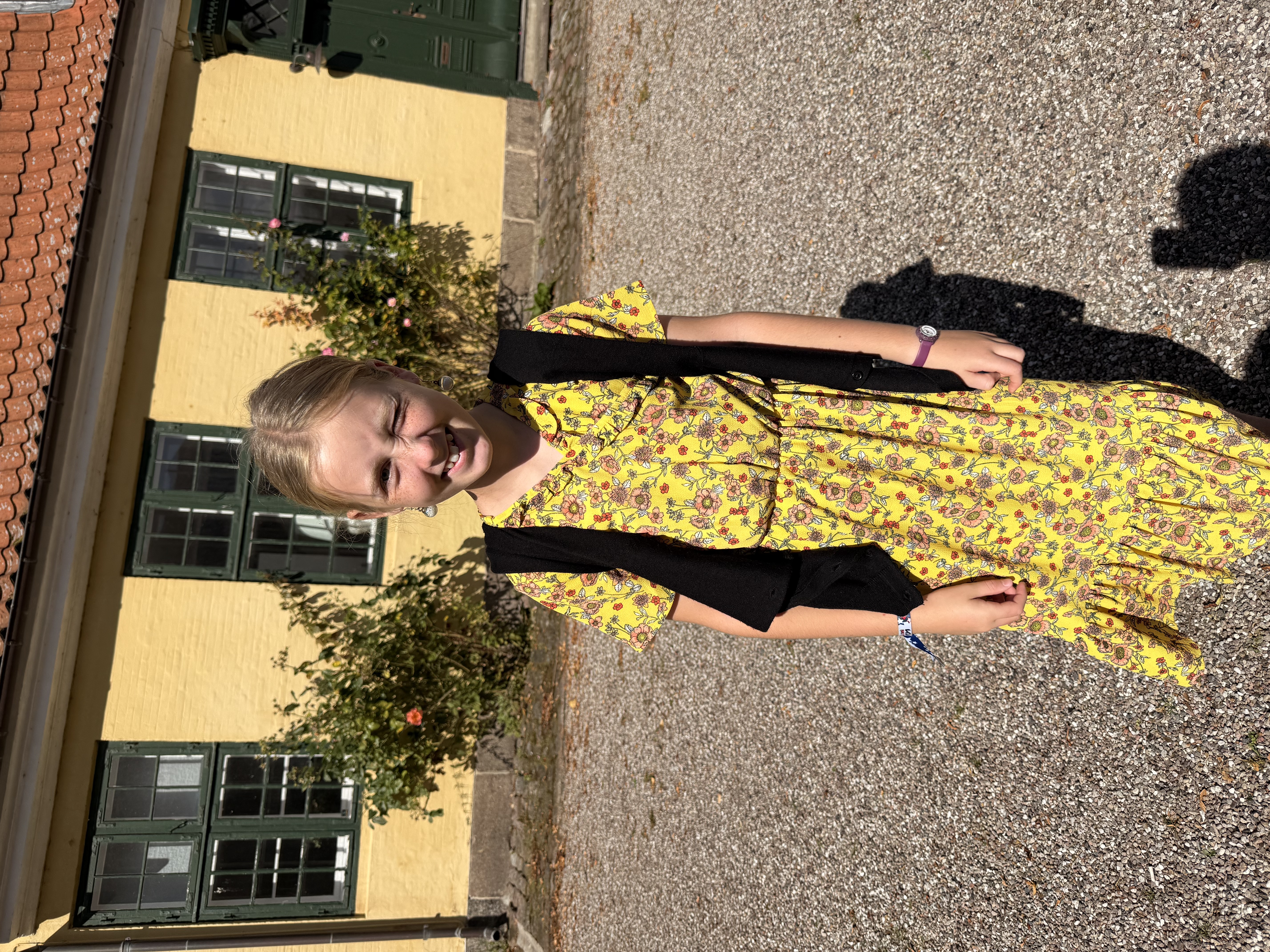 Laura i gul kjole udendørs