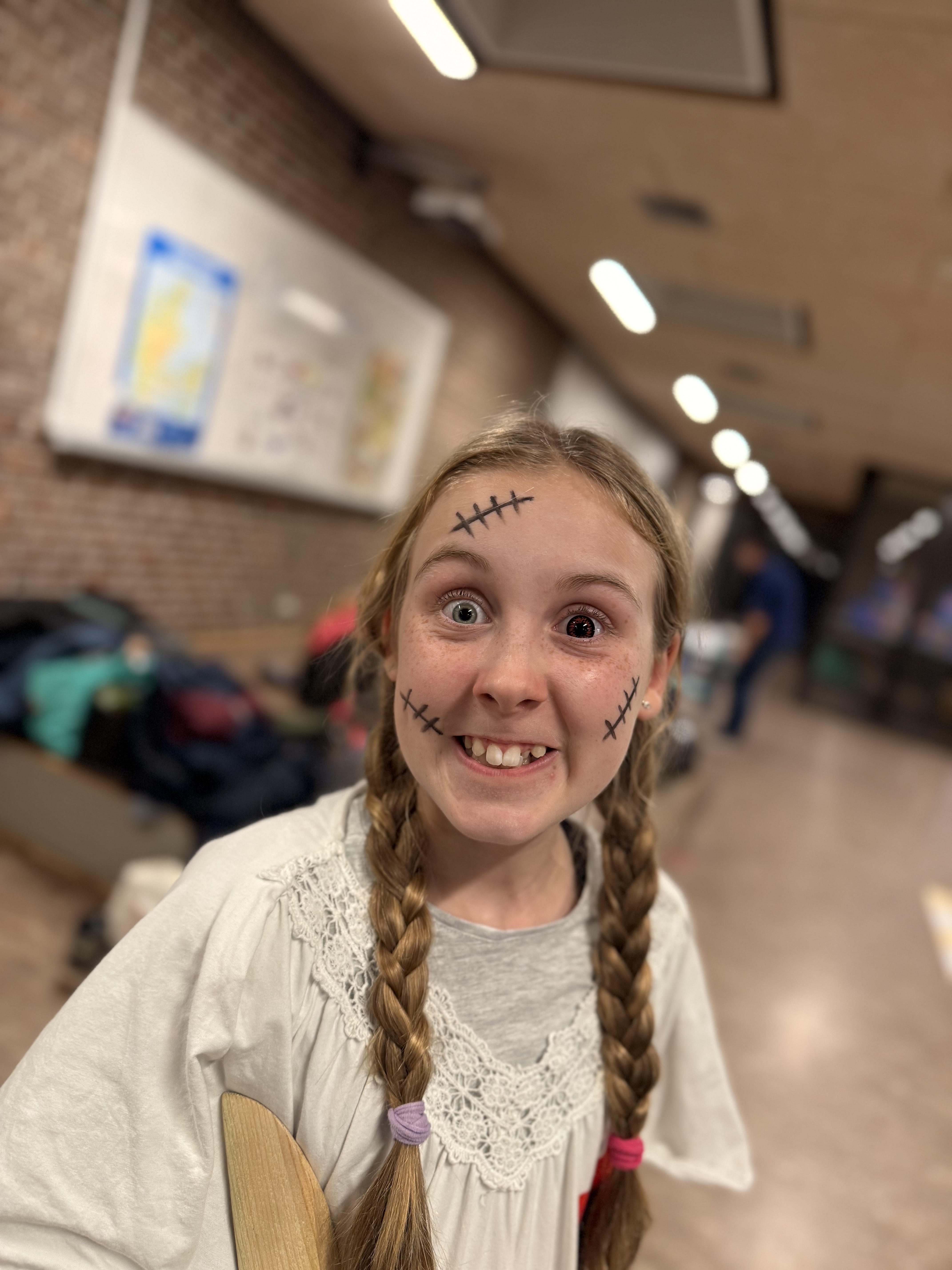 Laura med karaktermakeup og stort mimisk udtryk